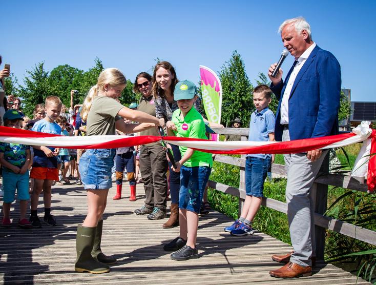 Joel knipt lintje door | Opening de Speelnatuur van OERRR