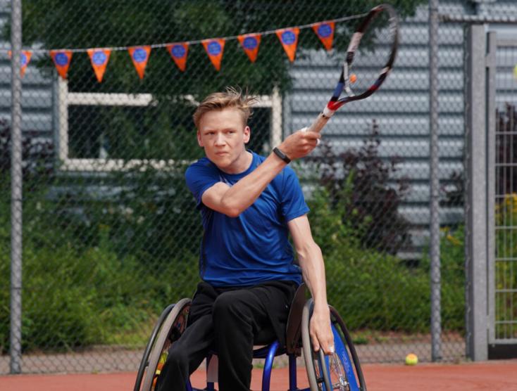 Nick aan het rolstoeltennissen