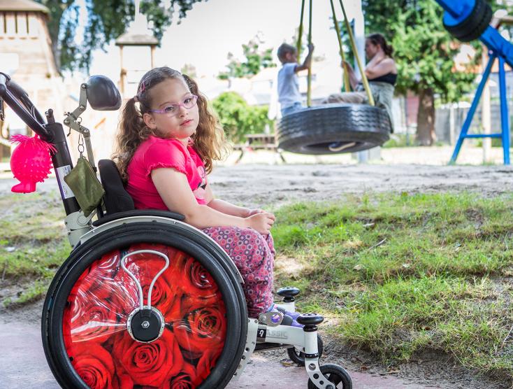 Rosa in haar rolstoel bij een speeltuin