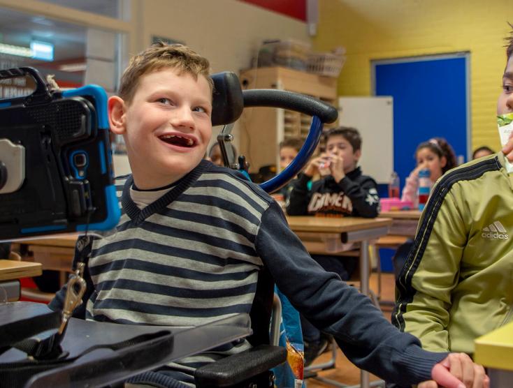 Samen naar School | Kind in rolstoel samen in de klas met kinderen zonder beperking