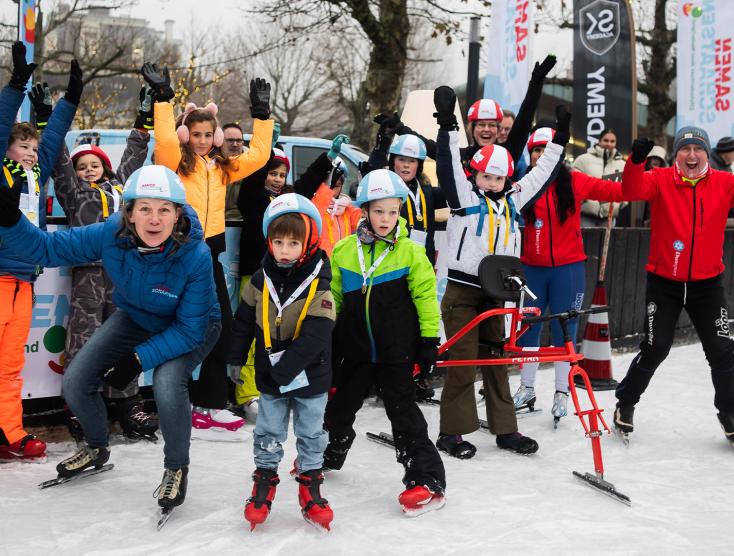 Kinderen in Amsterdam aan het schaatsen met de Samen Schaatsen Elfstedentoer