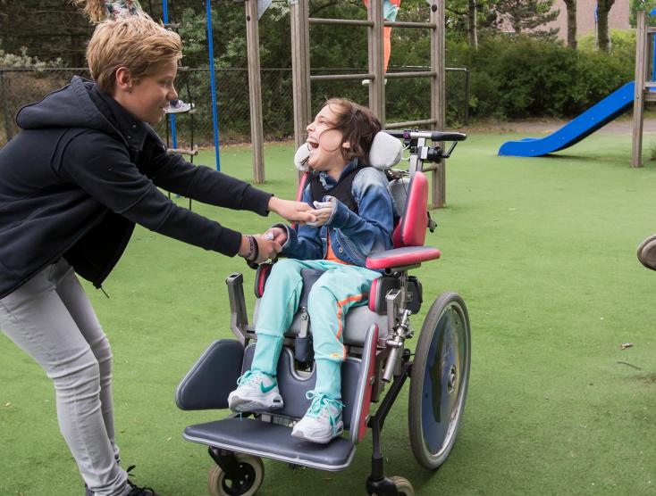 Elin samen aan het spelen met een jongen | SamenSpeelFonds