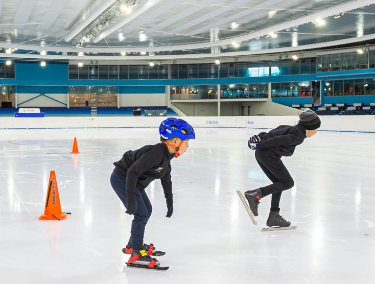 Kinderen aan het schaatsen bij de Sven Kramer Academy in Thialf.