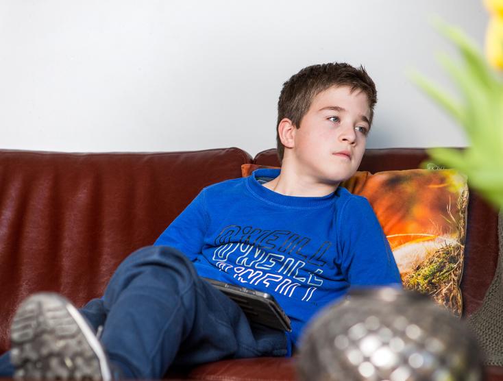Thijmen zit op de bank