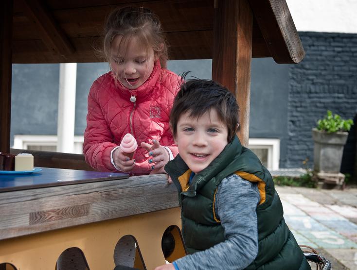 Jongen en meisje bij een speelhuisje | toegankelijke speelplekken