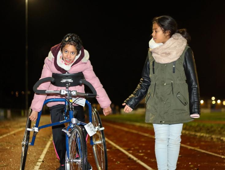 Twee kinderen aan het rennen een op een runningframe