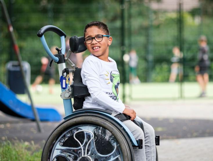 Jayden in zijn rolstoel die niet mee kan spelen in de speeltuin
