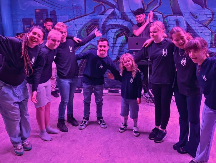 Marijn samen met zijn zusje en de andere dansers tijdens de breakdance les
