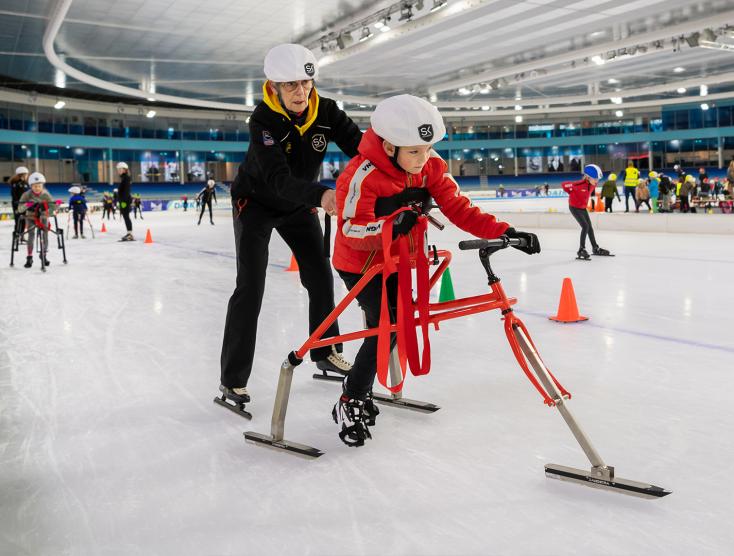 Martin op het schaatsframe | Frame Schaatsen