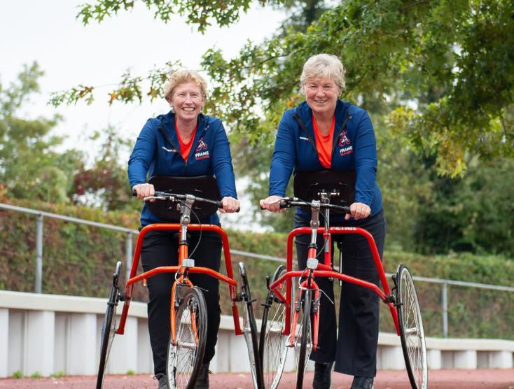 Henriette en Petra, beide op een runningframe