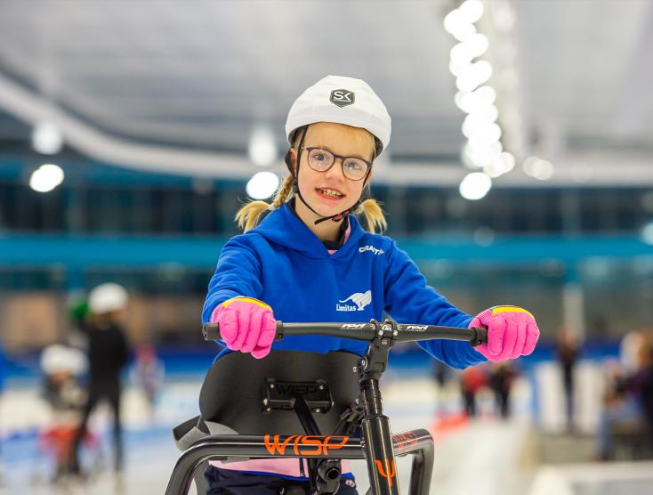 Amy op haar schaatsframe | Frame Schaatsen