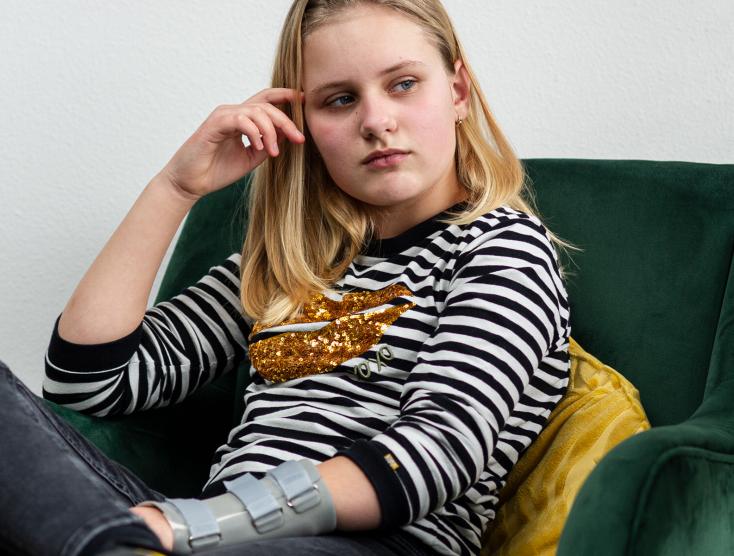 Tatum op een stoel voor het raam