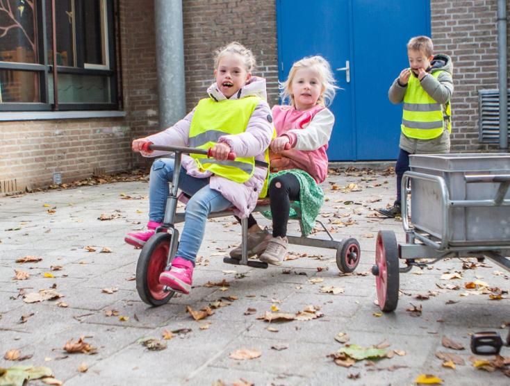 Kinderen met en zonder handicap samen aan het spelen op een schoolplein