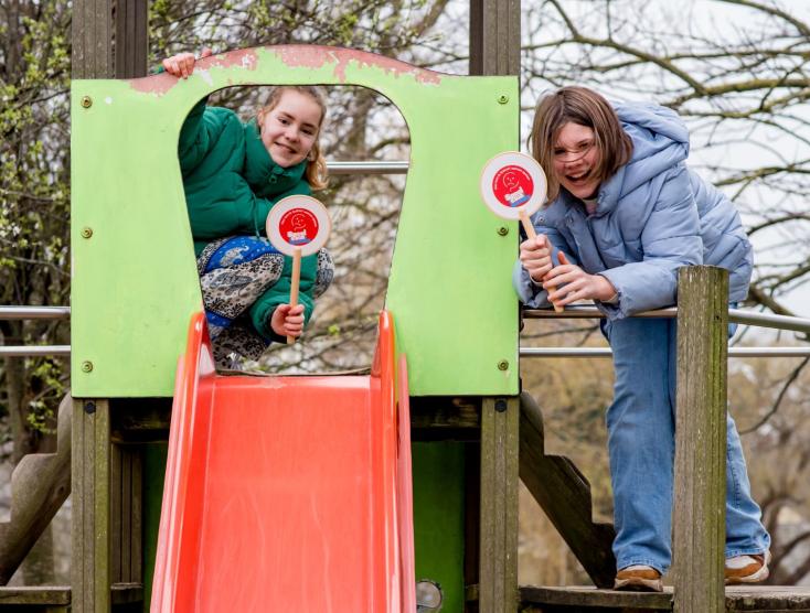 Kinderen van de Speeltuinbende op een glijbaan