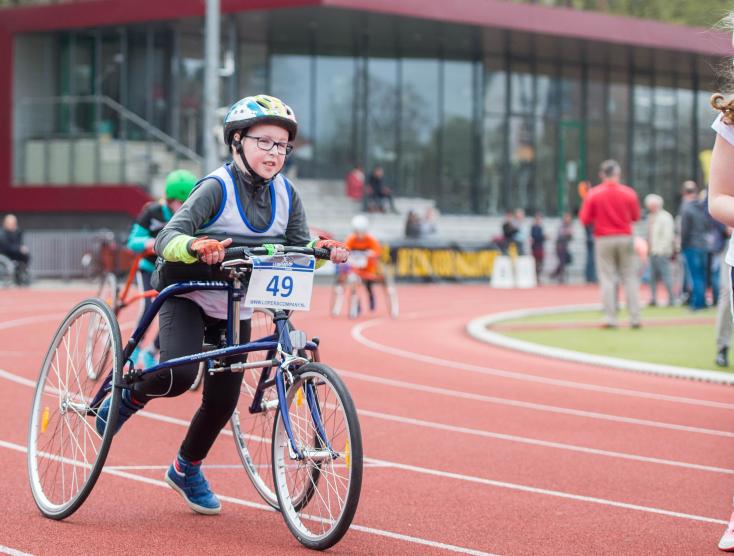 Jongen tijdens Frame Running bij een atletiekvereniging
