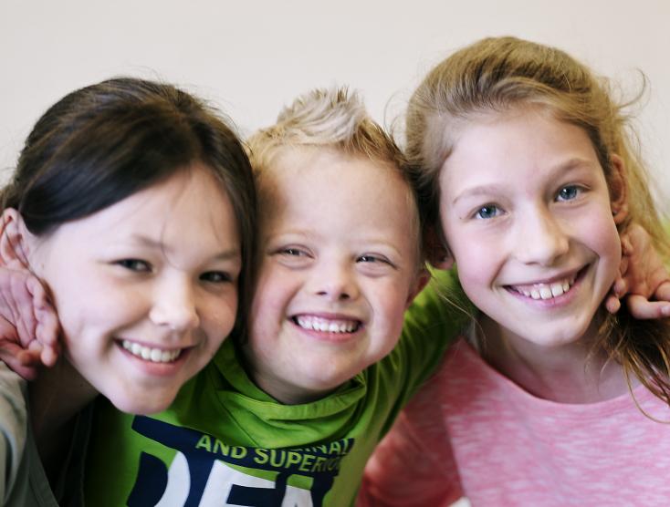 Dean met zijn vriendinnetjes dankzij Samen naar School