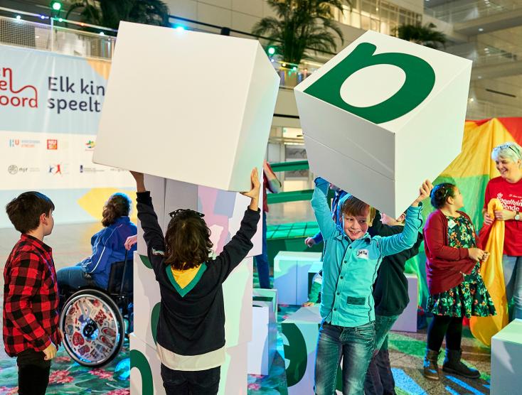 Kinderen spelen met grote blokken