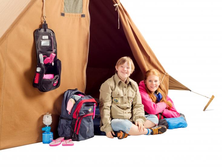 Kinderen met en zonder handicap samen voor Scouting tent