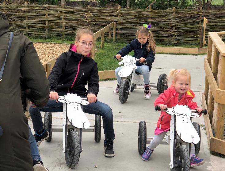 Isis speelt met kinderen in de speeltuin dankzij de Speeltuinbende