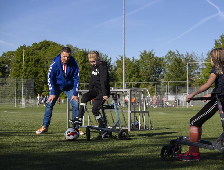 Kinderen voetballen met steun van een speciaal frame
