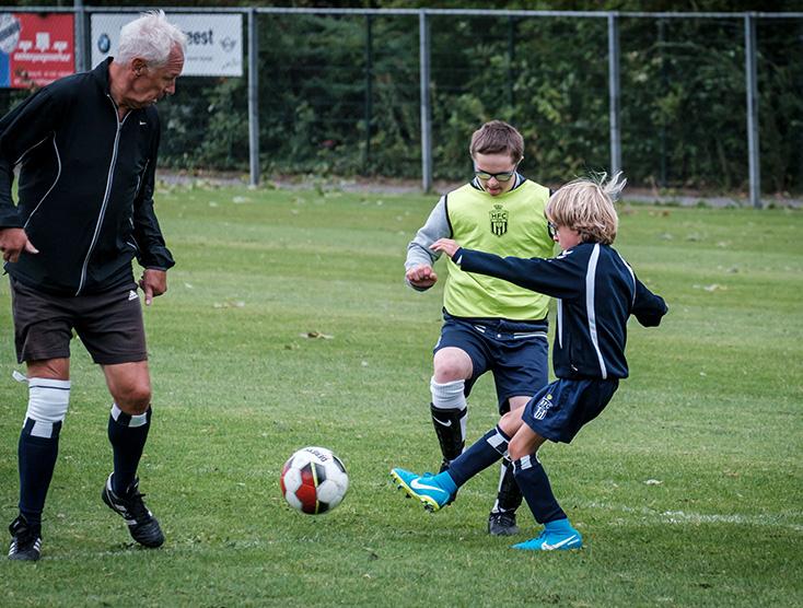 Felix aan het voetballen | G-sport