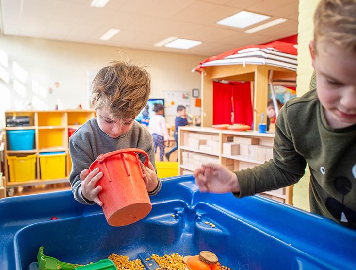 Kinderen spelen in een klas