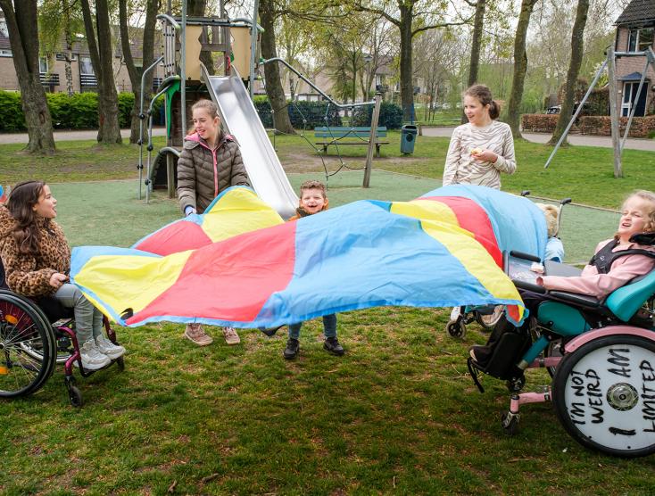 Kinderen met en zonder beperking samen aan het spelen | Speeltuinbende XL
