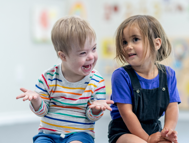 2 kinderen in gesprek
