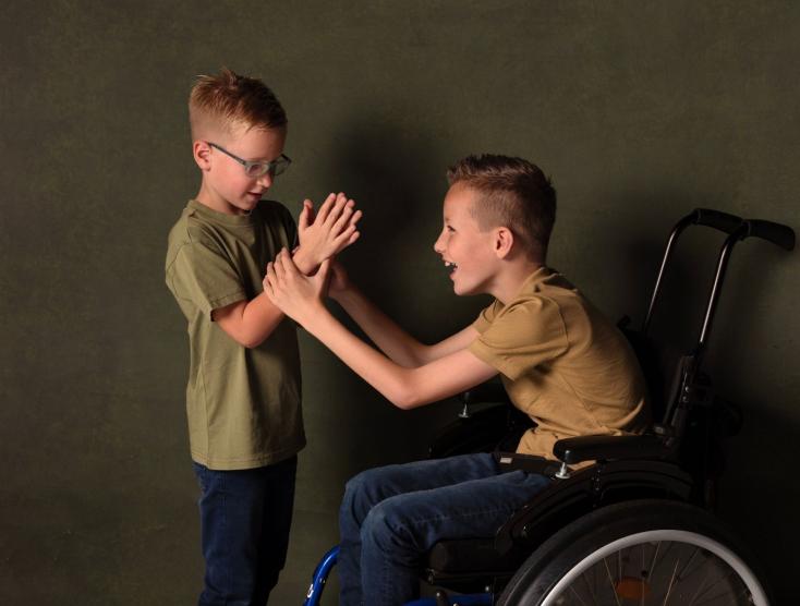 Sem en Levi spelen handjeklap