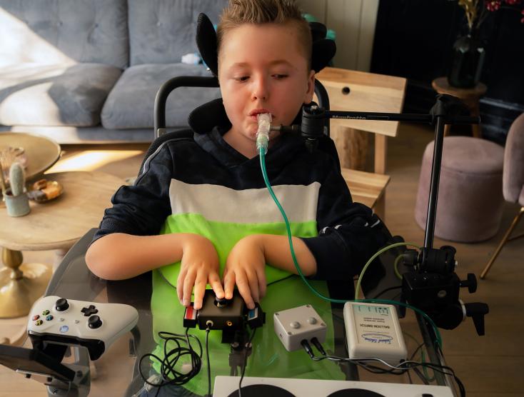Juda die aan het gamen is met zijn vrienden