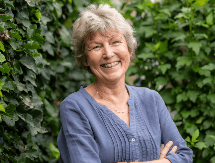 Annemieke voor een groen heg