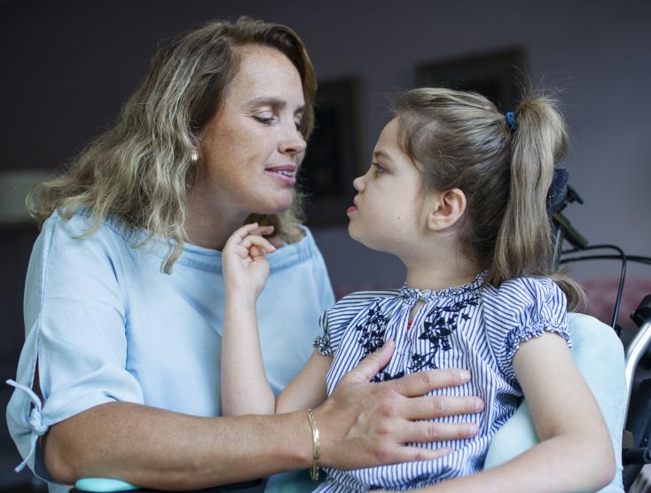 Nova en haar moeder Alja thuis