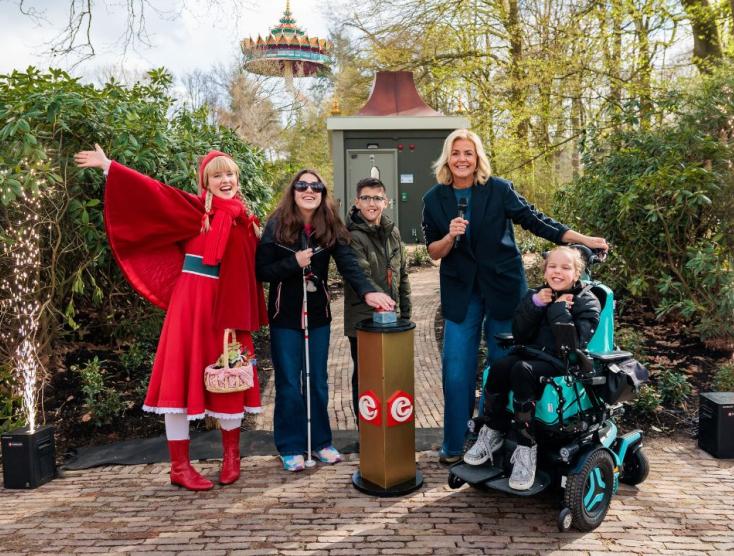 Opening van het Changing Places Toilet met Sophie, kinderambassadeurs Turan en Kirsty en Irene Moors.